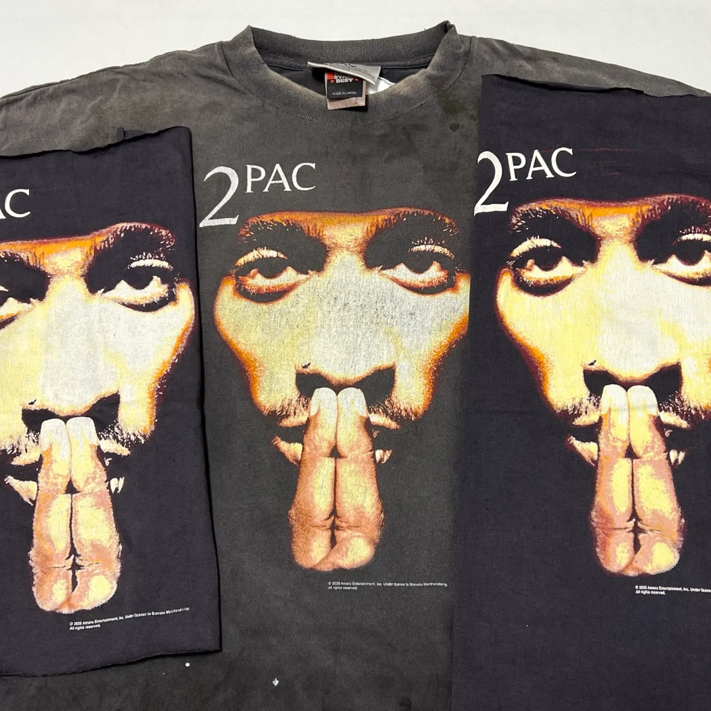 Printing proofing SAINT Mxxxxxx × 2PAC 2PC_SS TEE/2PAC/BLK 2PAC co-branded model 2PAC character TEE washed black S-XL A blockbuster co-branded project by the legendary hip-hop artist 2PAC The printing part refers to the iconic graphics on the cover of 2PAC's albums "R U Still Down" and "Shakur" The entire garment is re-washed and distressed/hole-processed Printing cracked effect New Vintage ceiling 2PAC fans must deposit money
